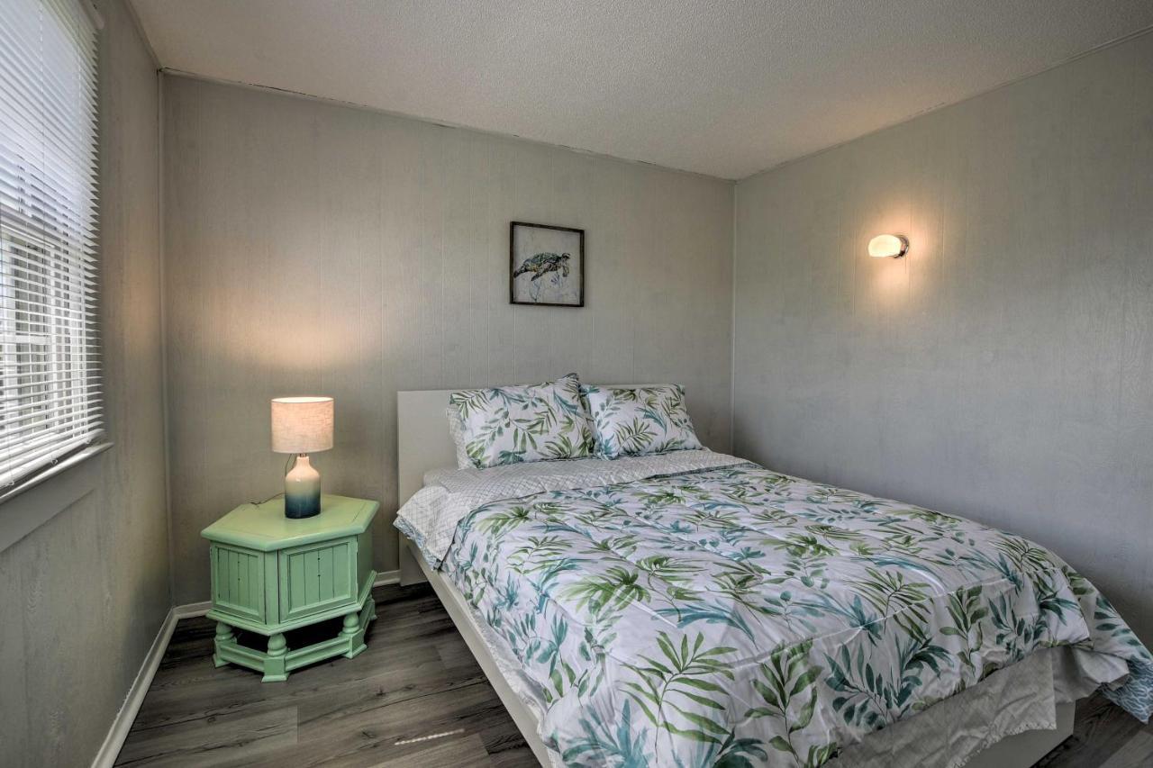 Oak Island Beach Abode With Deck Walk To Shore! Esterno foto