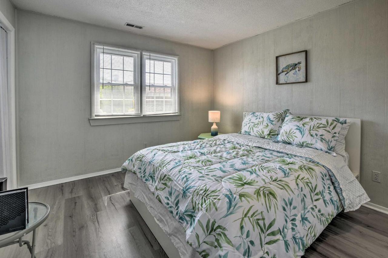 Oak Island Beach Abode With Deck Walk To Shore! Esterno foto