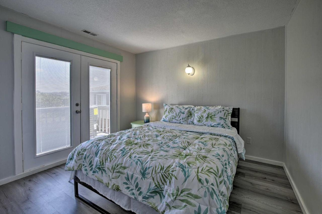 Oak Island Beach Abode With Deck Walk To Shore! Esterno foto