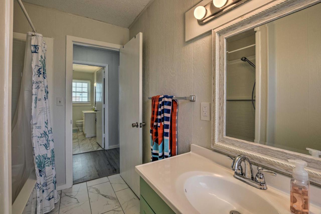 Oak Island Beach Abode With Deck Walk To Shore! Esterno foto