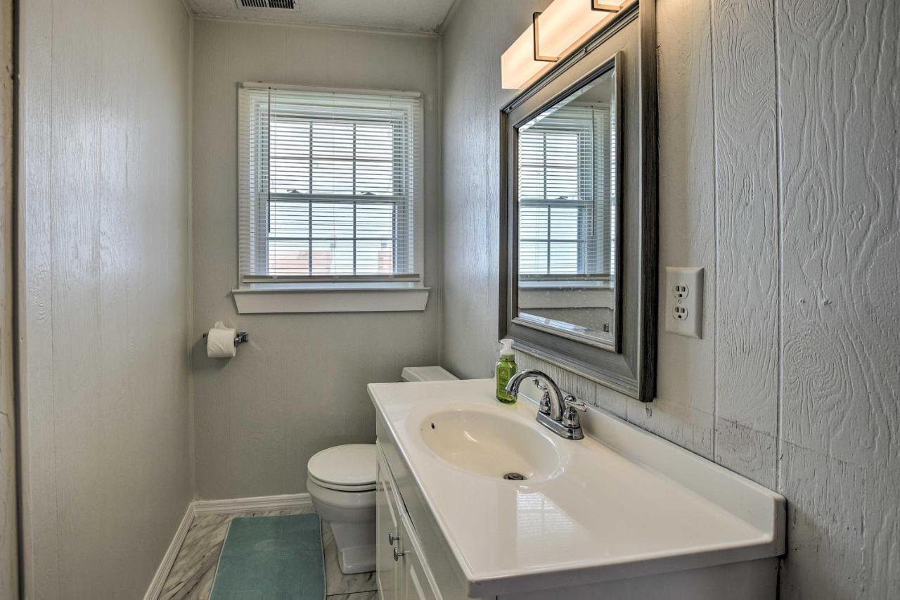 Oak Island Beach Abode With Deck Walk To Shore! Esterno foto