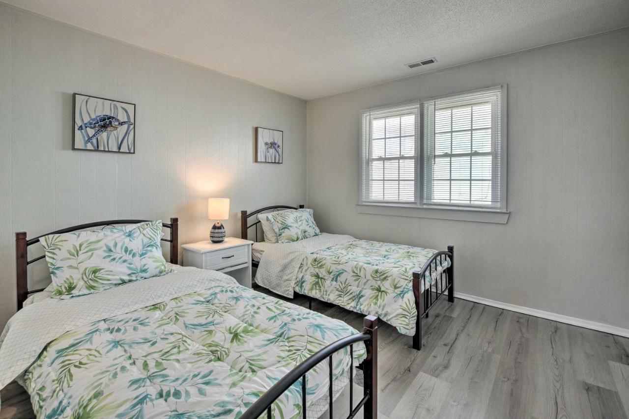 Oak Island Beach Abode With Deck Walk To Shore! Esterno foto