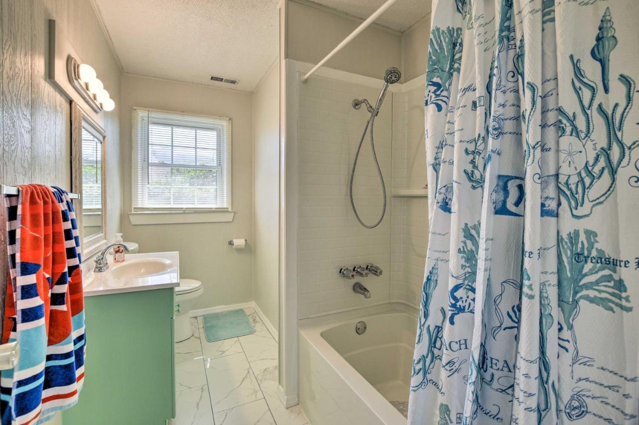 Oak Island Beach Abode With Deck Walk To Shore! Esterno foto