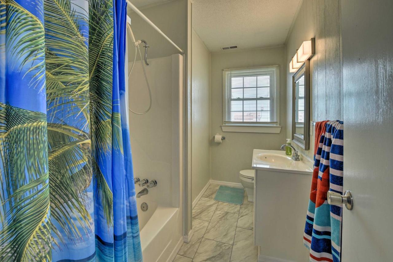 Oak Island Beach Abode With Deck Walk To Shore! Esterno foto