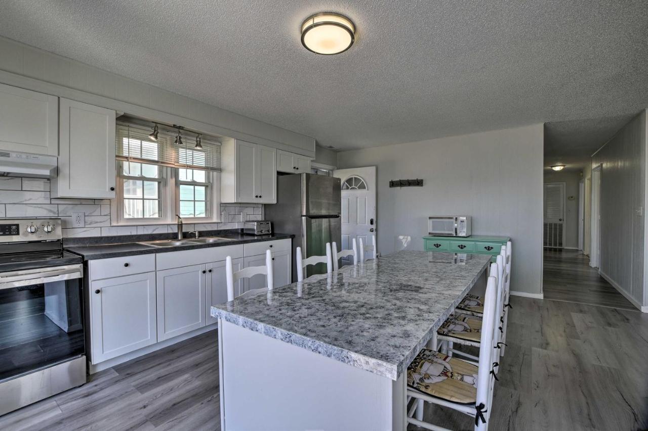 Oak Island Beach Abode With Deck Walk To Shore! Esterno foto